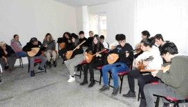 Gezici Bağlama Atölyesi ile bağlama gelecek nesillere aktarılıyor
