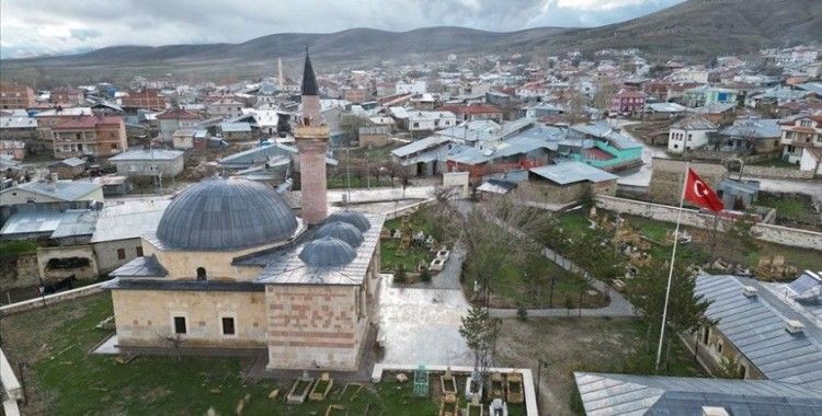 Akkoyunlu ailesi, ibadetlerini atalarının inşa ettiği 506 yıllık camide yapıyor