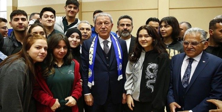 Milli Savunma Bakanı Akar, eski okulu 'Taş Mektep'te öğrencilerle buluştu