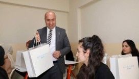 Akademi Lise öğrencilerine 6 bin kitap hediye edildi