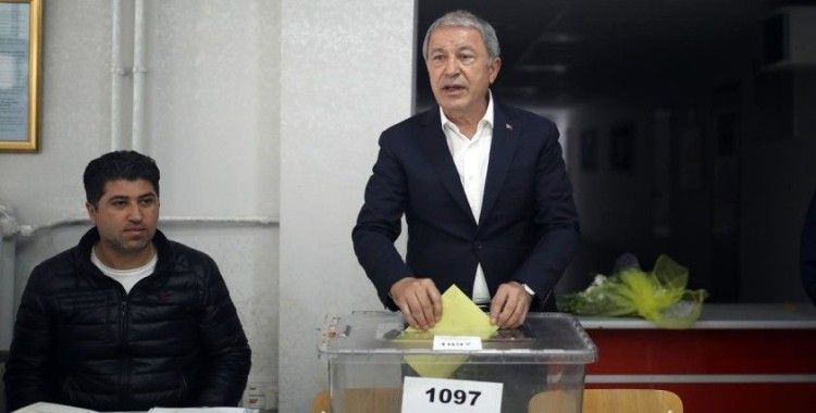 Bakan Akar oyunu mezunu olduğu okulda kullandı