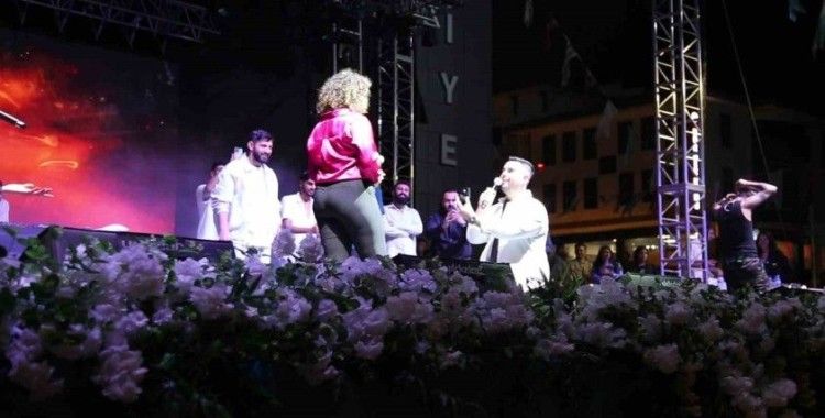 Burak Bulut ve Kurtuluş Kuş konserinde sürpriz evlilik teklifi
