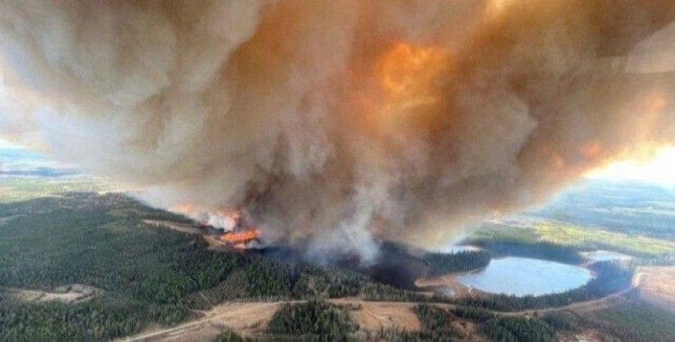 Kanada'nın Kuzeybatı Toprakları ve British Columbia eyaletleri orman yangınlarıyla mücadele ediyor