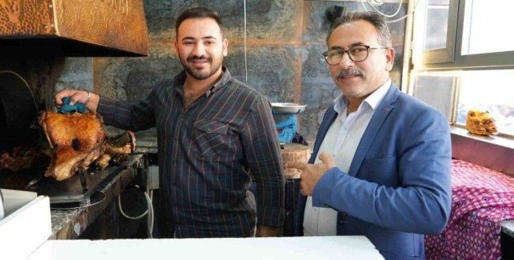 Baba oğul Denizli’nin tescilli kebabını tanıtmak için el ele verdi
