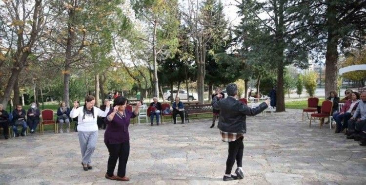 Aktif Yaş Alma Merkezi’nde Öğretmenler Gününe özel kutlama
