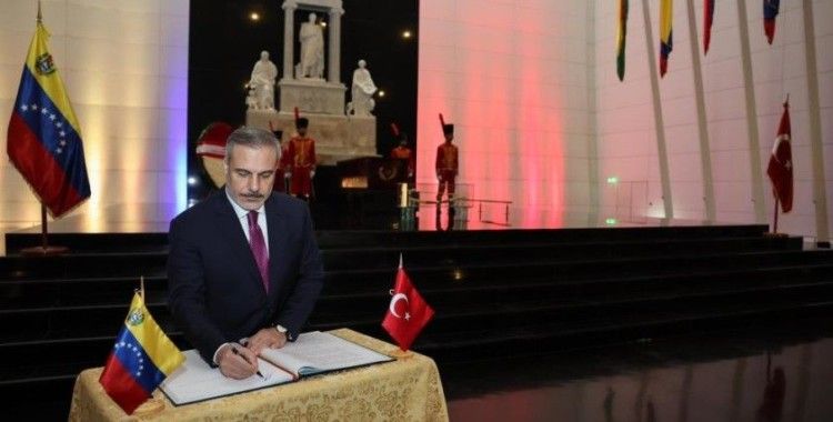 Dışişleri Bakanı Fidan, devrimci lider Bolivar'ın anıt mezarını ziyaret etti