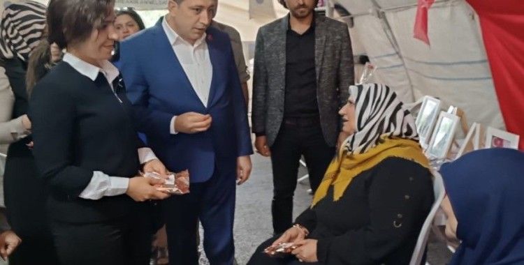 Büyük Birlik Partisi Diyarbakır İl Kadın Kolları Başkanlığı Anneler gününde evlat nöbeti tutan anneleri unutmadı