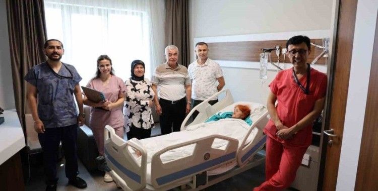 Kahramanmaraş’ta 88 yaşındaki kadının böbreğinden 4 santim taş çıktı
