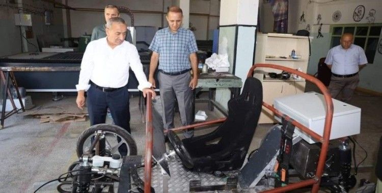 Öğrenciler elektrikli aracını kendi yapıyor
