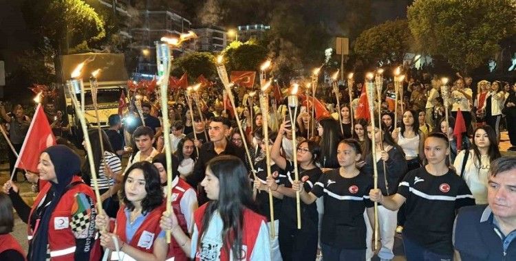 Uşak’ta Zafer Bayramı coşkusu fener alayı ile sürdü
