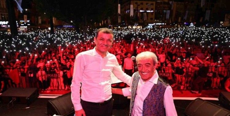 Denizli’de Zafer Bayramı coşkusu Edip Akbayram ile yaşandı
