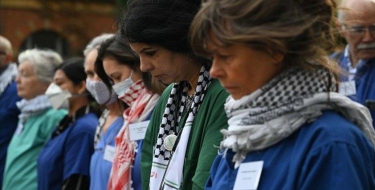 İngiliz sağlık çalışanları, İsrail'in Gazze'deki meslektaşlarına uyguladığı işkenceyi protesto etti