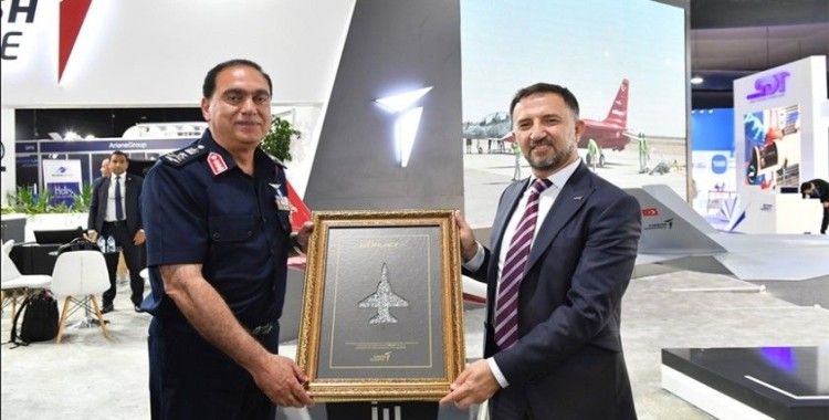 Mısır Hava Kuvvetleri Komutanı Mısır'daki havacılık fuarında TUSAŞ standını ziyaret etti