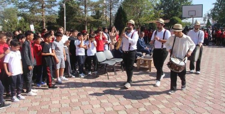 Sivas’ta öğrenciler güle oynaya dersbaşı yaptı
