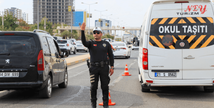 Diyarbakır'da polis ekipleri yeni eğitim döneminde sahada