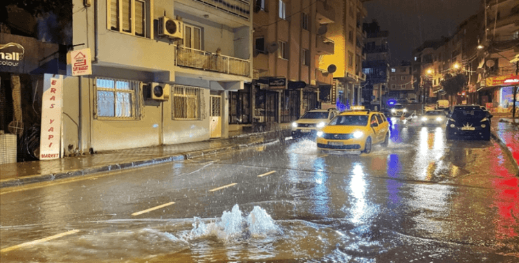 İzmir'de sağanak yağış sonrası cadde ve sokakları su bastı, araçlar denize sürüklendi