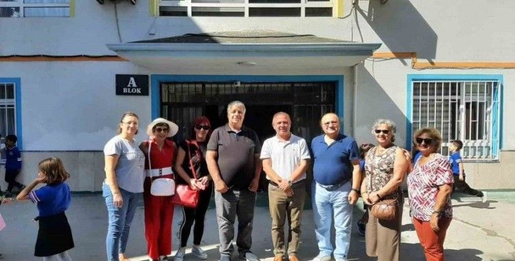 Çiftlikköy’de emekliler 15 öğrencinin okul giyim kıyafetlerini aldı
