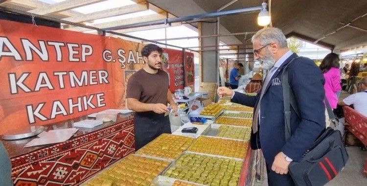 En hızlı baklava yeme yarışmasında birinci oldu: Bir tepsi baklavayı kaptı
