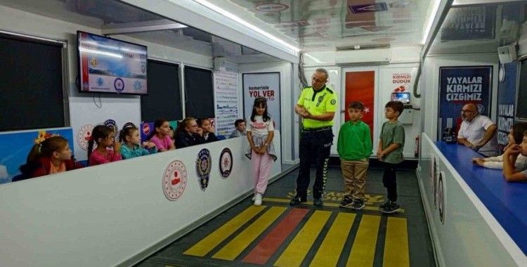 Polislerden öğrencilere trafik eğitimi
