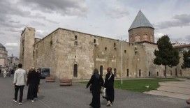 Önünden binlerce kişi geçiyor, yüzlercesi o kabrin Selçuklu sultanına ait olduğu bilmiyor
