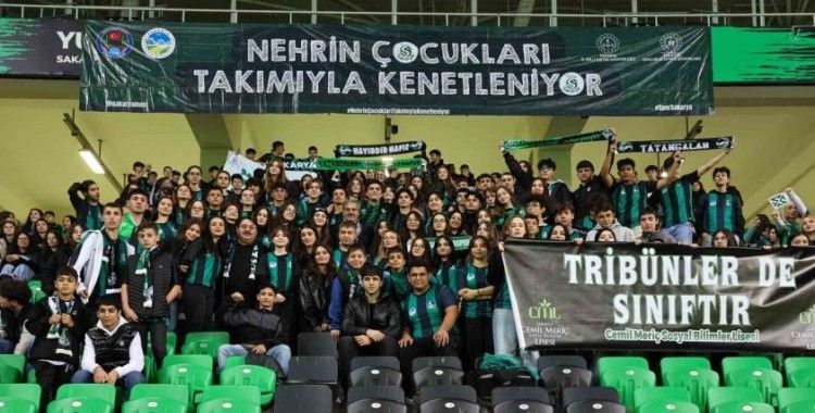 Başkan Alemdar, Sakaryaspor maçını minik tatangalarla izledi
