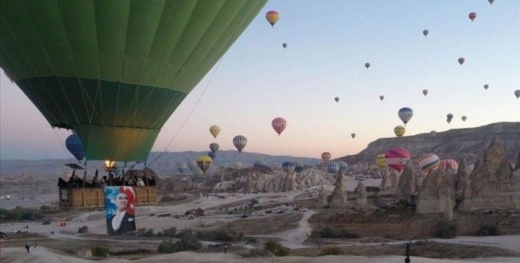 Kapadokya'da balonlar Türk bayraklarını gökyüzünde dalgalandırdı