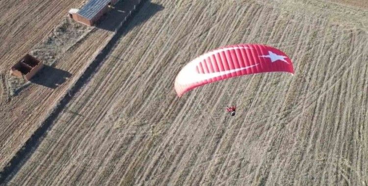 Yamaç paraşütü sporcuları, 29 Ekim Cumhuriyet Bayramı’nı gökyüzünde kutladı
