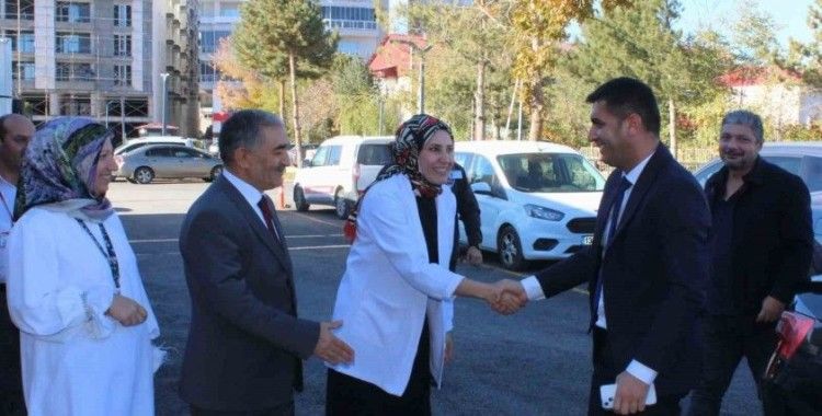 Müdür Güzeltaş, Ahlat’taki sağlık kuruluşlarında incelemelerde bulundu
