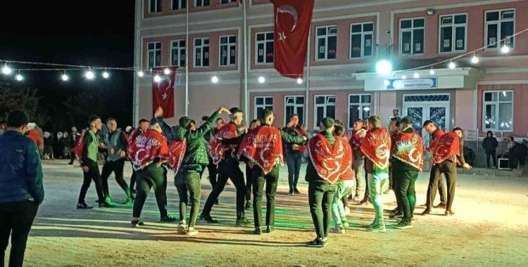 ‘Kınalı Kuzular’ asker eğlencesinde moral depoladı
