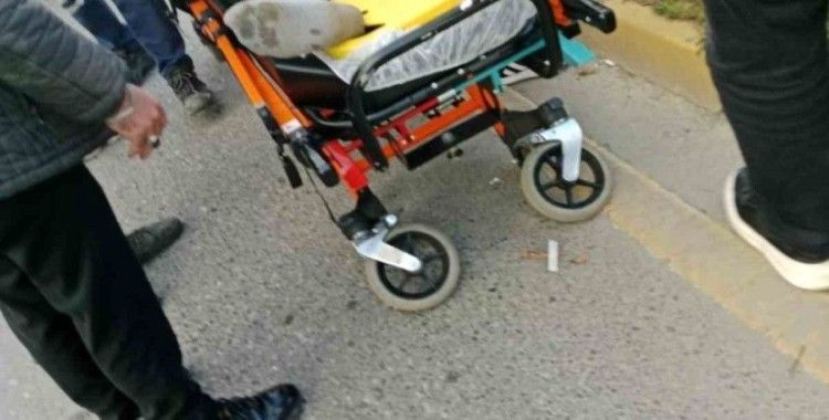 Sakarya’da motosiklet refüje çarptı: 1 yaralı
