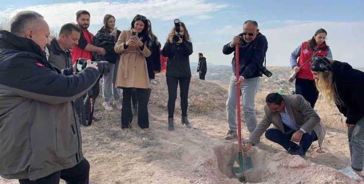 Vali ağaç diken gazetecileri fotoğrafladı
