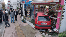 Yoldan çıkan otomobil çiçekçi dükkanına girdi