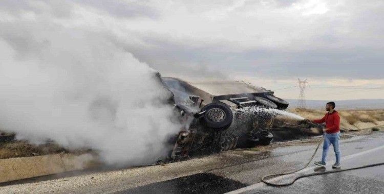 Tekeri kopan kamyondan çıkan kıvılcım alevlere dönüştü
