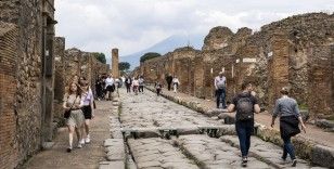 İtalya'da ziyaretçi akınına uğrayan yerlerde turist yoğunluğuna karşı bazı tedbirler alınıyor