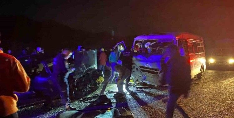 Otomobil ile servis aracı kafa kafaya çarpıştı: 1’i ağır 10 yaralı
