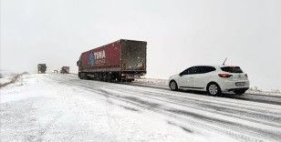 Ardahan'da kar ve buzlanma nedeniyle araçlar yolda kaldı