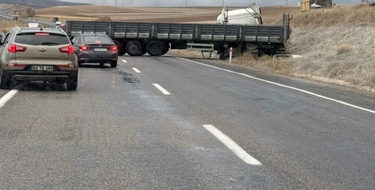 Yoldan çıkan tır trafiği kapadı
