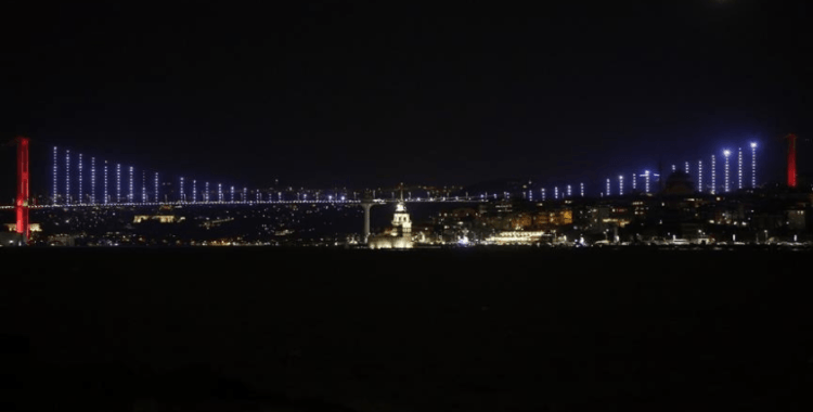 İstanbul Boğazı'nda gemi trafiği çift yönlü askıya alındı