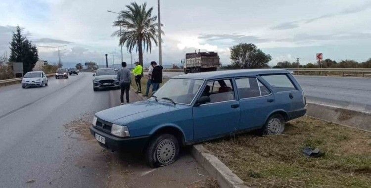 Seyir halindeyken lastiği patlayan Tofaş kanalı aşıp refüje uçtu
