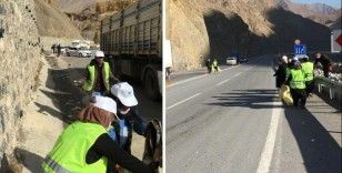 Hakkari-Van kara yolunda çevre temizliği
