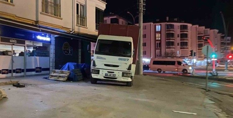 Kaldırıma park eden kamyona 691 lira ceza kesildi
