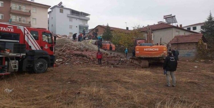 Enkaz altında kalan kepçe operatörünü kurtarma çalışmaları devam ediyor
