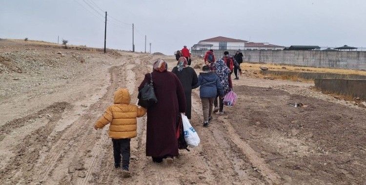 Okul yolu çamurdan geçilmiyor
