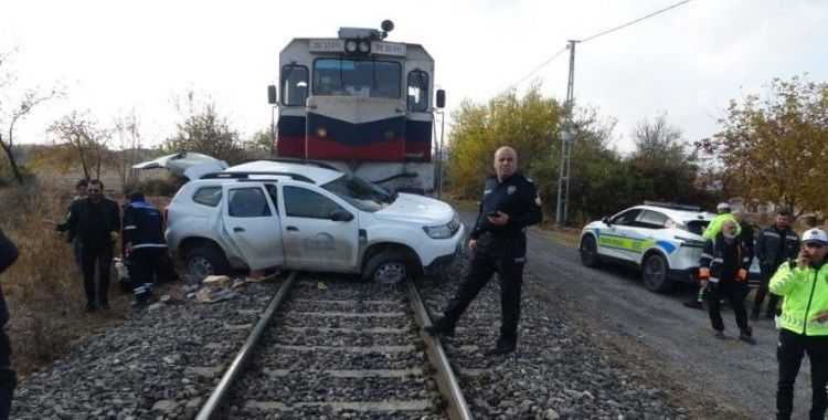 Malatya'da hafif ticari araca yük treni çarptı: 2 yaralı