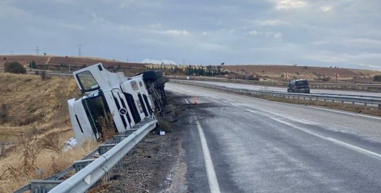 Tır kayganlaşan yolda devrildi
