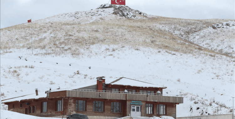 Hakkari'de yüksek kesimlerde kar etkili oldu