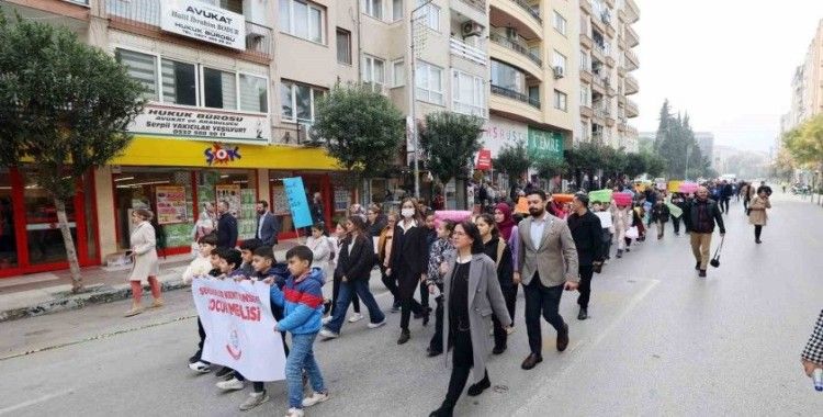 Manisa’da çocuklar hakları için yürüdü
