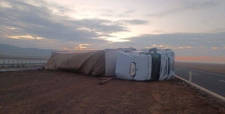 Aksaray'da tır devrildi: 1 yaralı