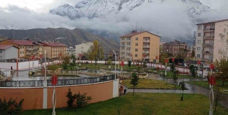 Hakkari’nin etrafını saran dağlar beyaza büründü
