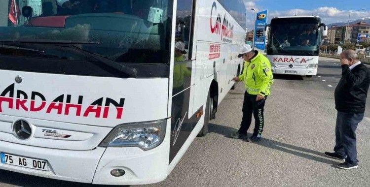 Oltu polisinden kış lastiği kontrolü
